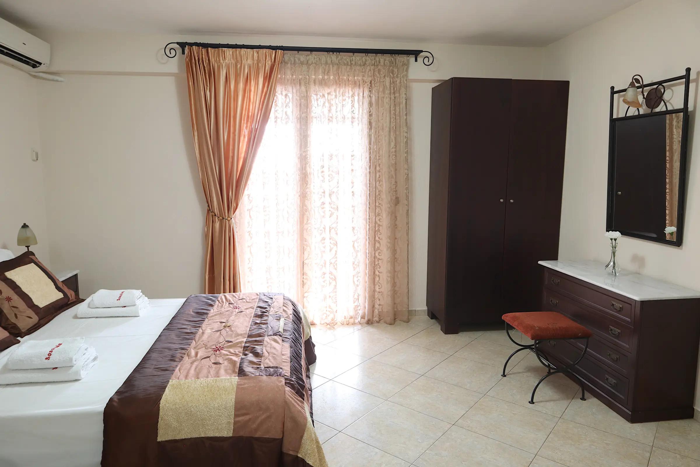 Rooms & Services